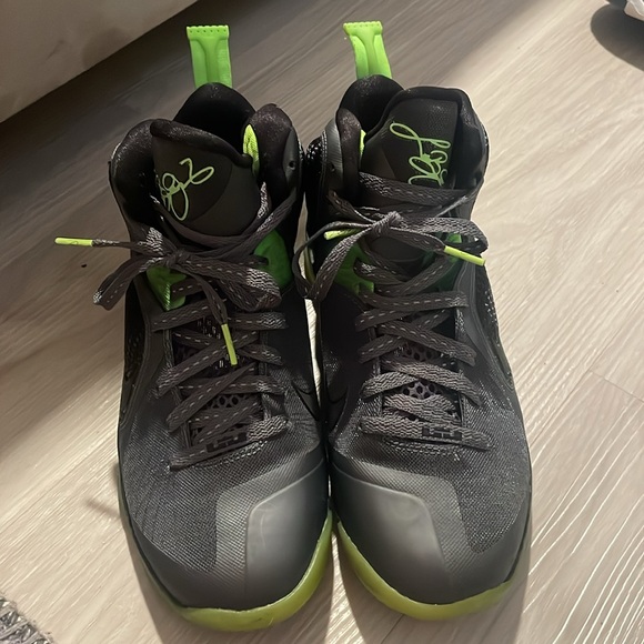 2012
LeBron 9 'Dunkman' - Picture 3 of 6